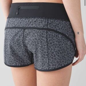 Lululemon Speed Up Short 4-way Stretch 2.5” Sz 6 Freckle Flower Black White